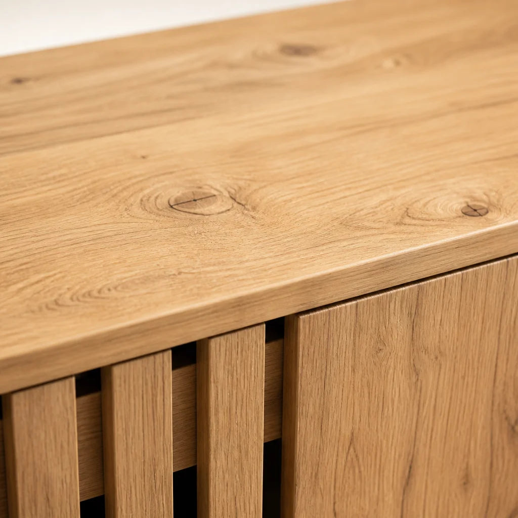 Professional decor construction macro in square format, isolating the natural wood grain of the Meub